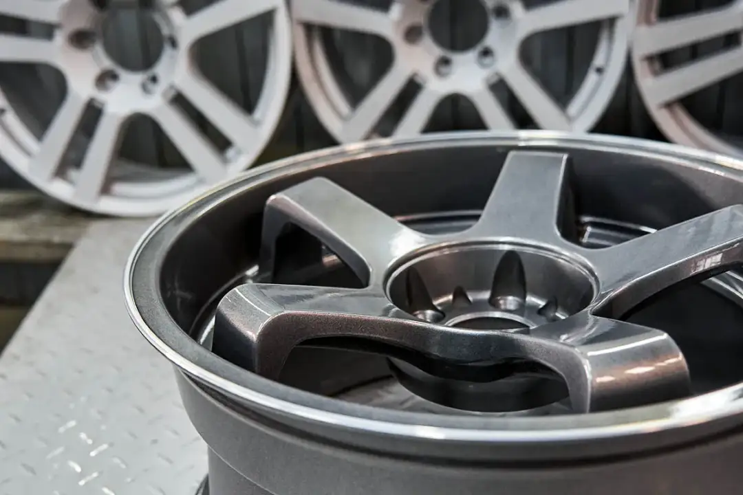 Ile naprawdę kosztuje malowanie proszkowe felg? Sprawdź, jak uniknąć przepłacania!