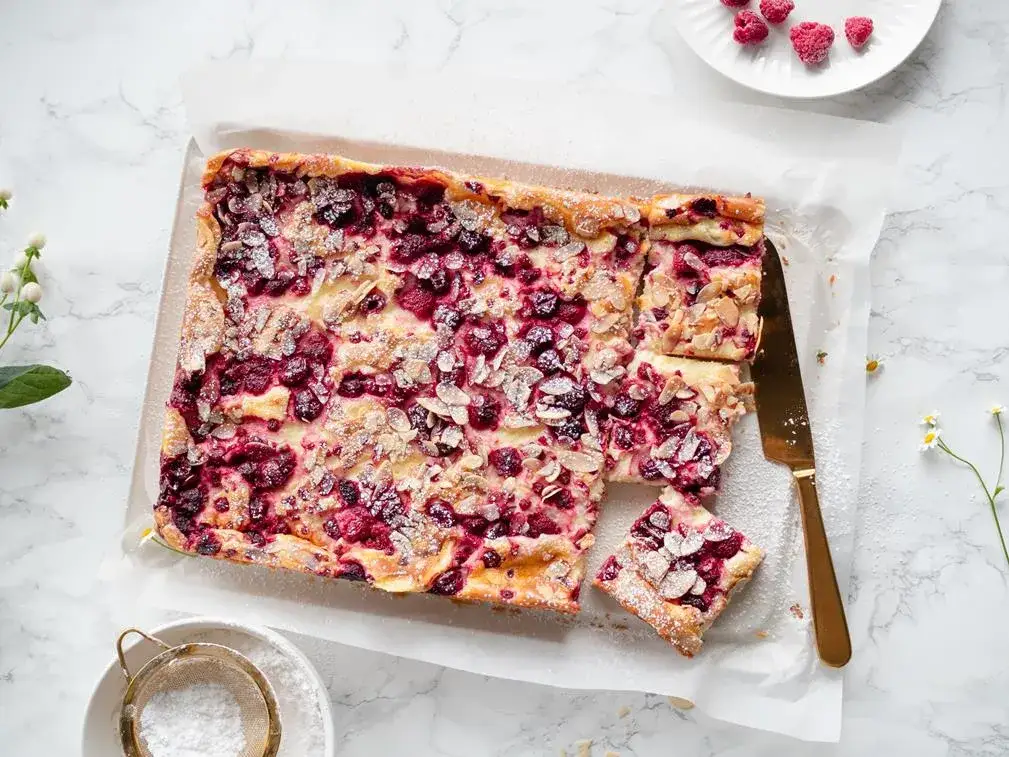 Pyszne ciasto z masą budyniową – proste przepisy na każdą okazję