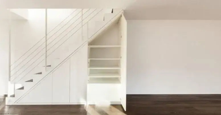 Jak zrobić szafki pod schodami - proste sposoby na wykorzystanie przestrzeni