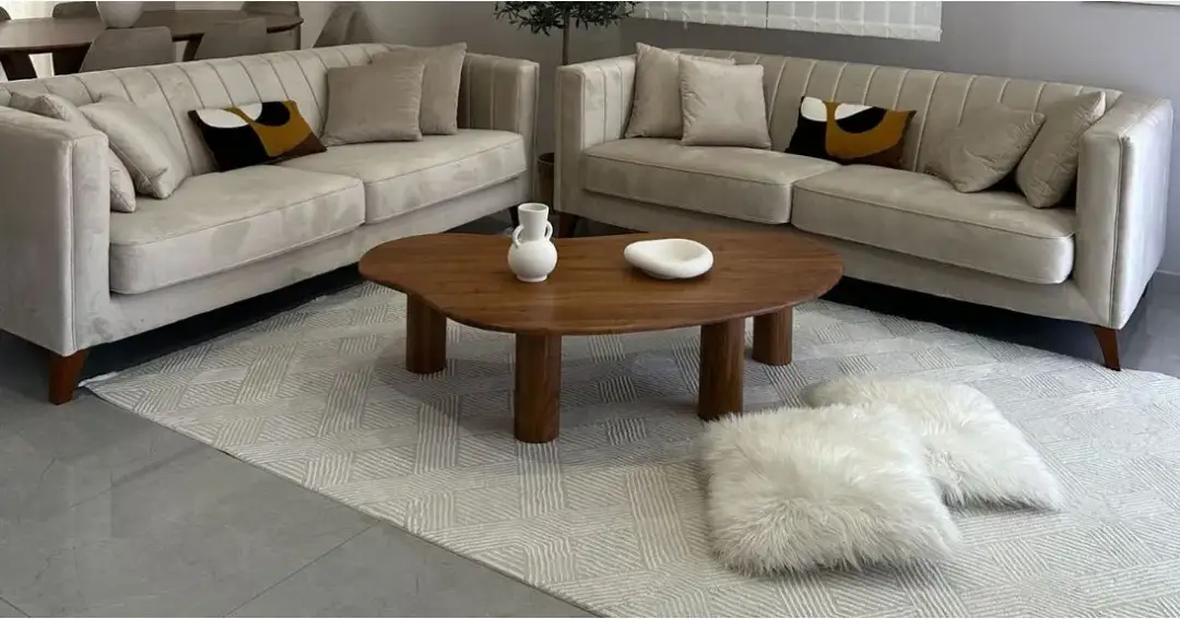 Dywan pod stołem czy nie? Poznaj zalety i wady wyboru dywanu