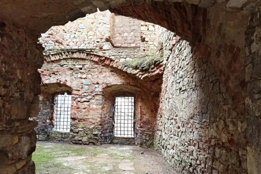 Zamek Lipowiec w Babicach - tajemnice średniowiecznej twierdzy