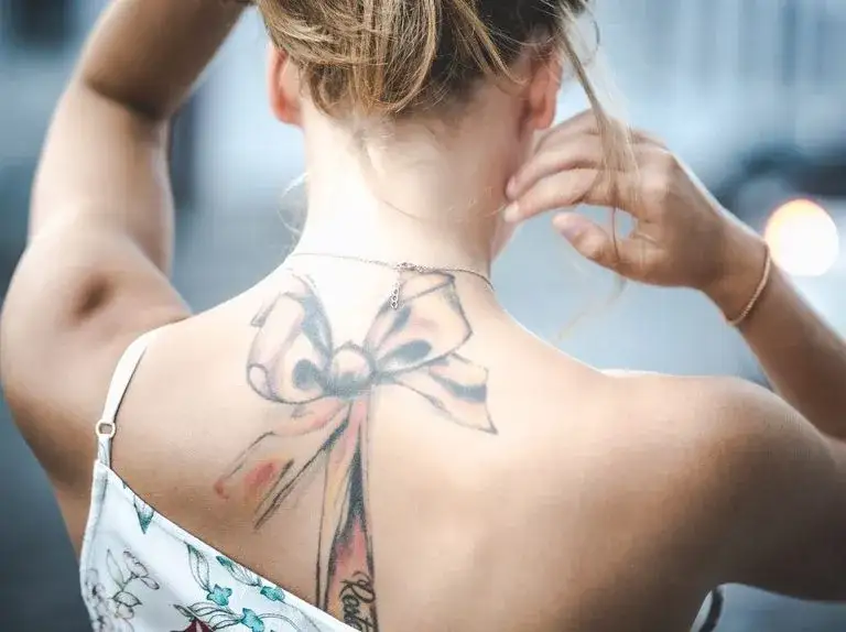 Czy tatuaż na plecach boli? Sprawdź, co naprawdę musisz wiedzieć