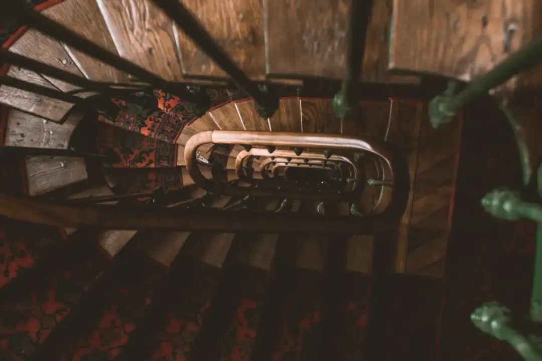 Jak dobrze pomalować schody drewniane i uniknąć najczęstszych błędów