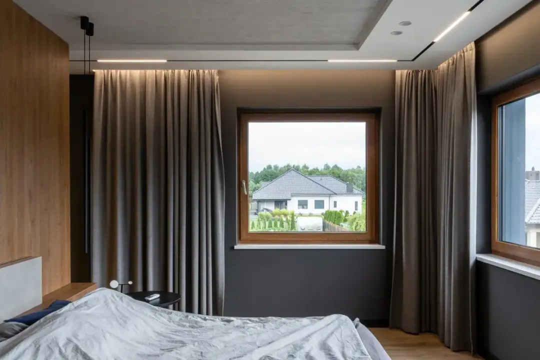 Jakie zasłony do szarej ściany? Odkryj idealne połączenia kolorów