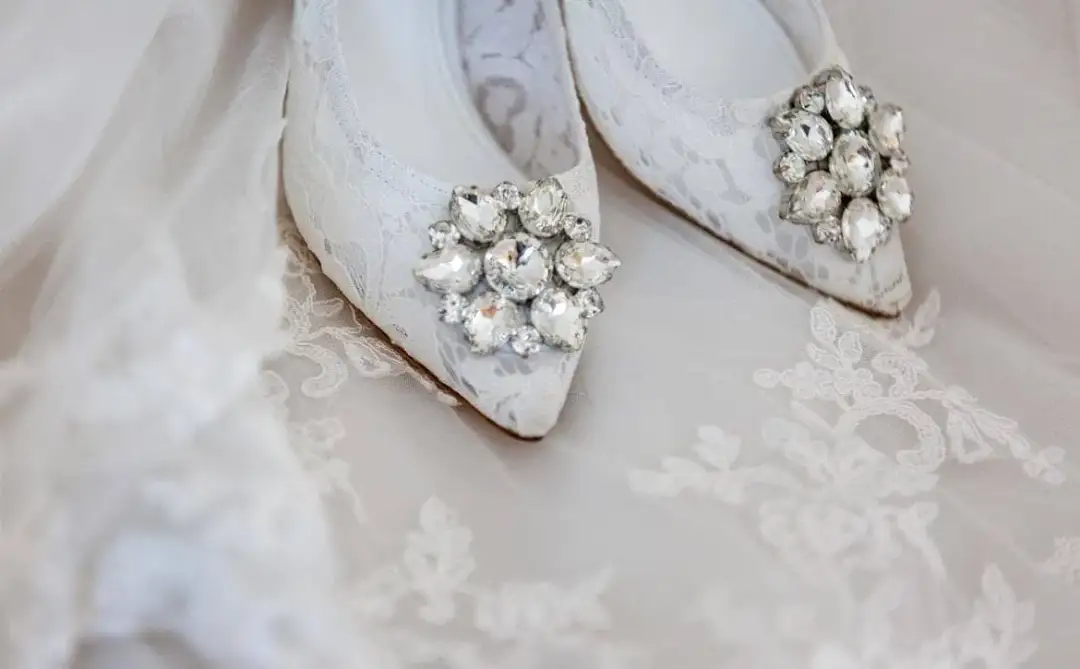 Jakie buty do białej sukni ślubnej? Wybierz idealne obuwie na swój dzień!