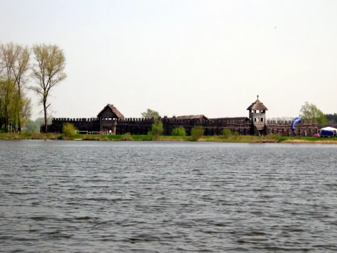 Skansen Biskupin: odkryj fascynującą historię osady z epoki żelaza