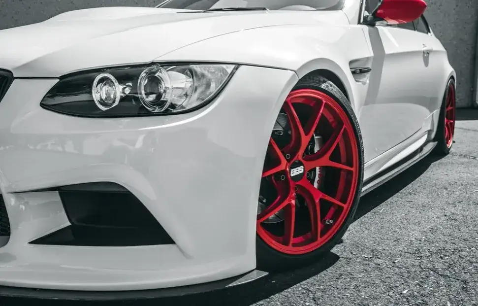 Idealne felgi do białego auta: jak dobrać kolor i typ dla twojego samochodu