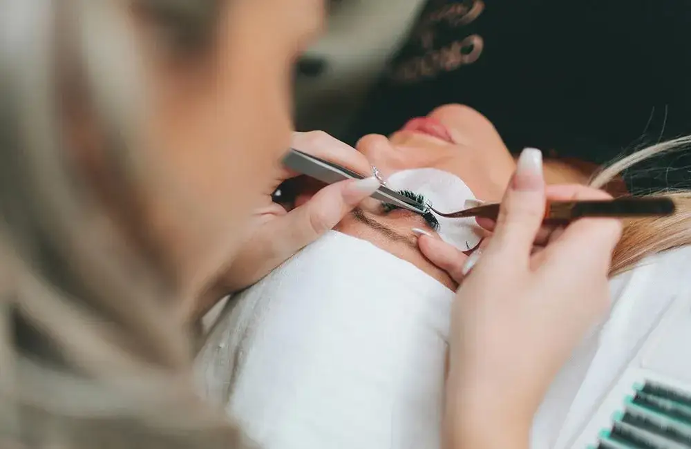 Ile trwa przedłużanie rzęs? Poznaj czas zabiegu i czynniki