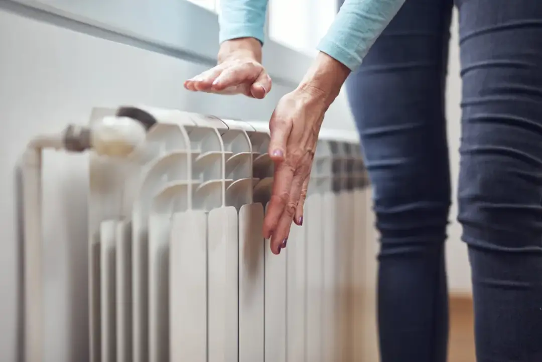 Dlaczego grzejnik jest zimny na dole? Przyczyny i proste sposoby naprawy