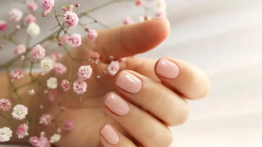 Baza kauczukowa do paznokci - opinie, manicure, najlepsza baza hybrydowa