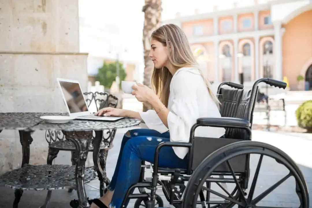 Jak komputer pomaga osobom niepełnosprawnym w codziennym życiu?