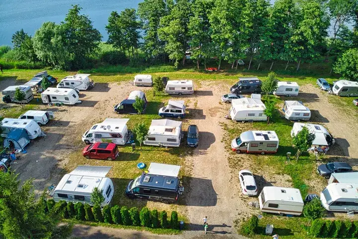 Gdzie jechać z przyczepą kempingową w Polsce - najlepsze miejsca i porady