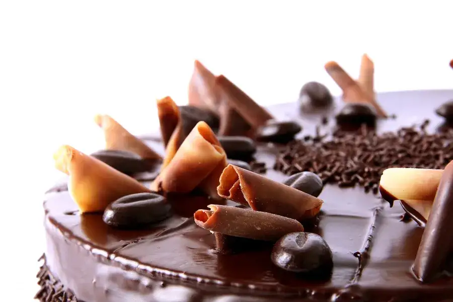 Czekoladowe ozdoby na tort jak zrobić - proste metody na efektowne dekoracje