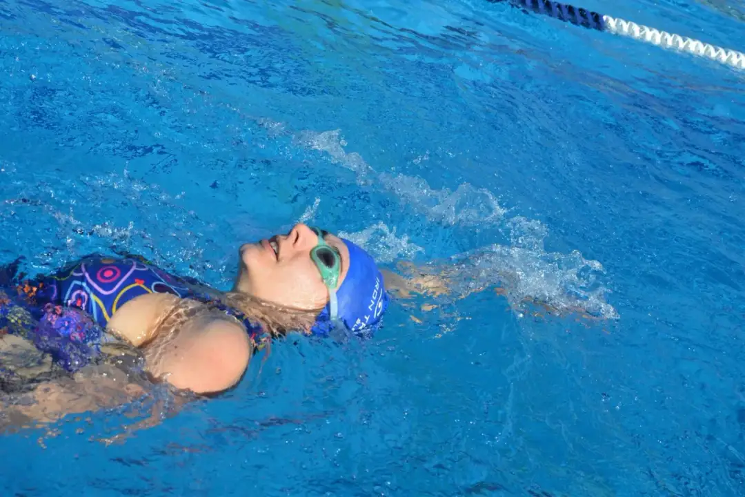 Ile trwa nauka pływania dla dorosłych? Czas, który zmienia wszystko