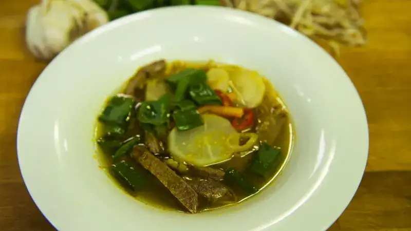 Proste przepisy na zupę z wołowiną i warzywami, które zachwycą