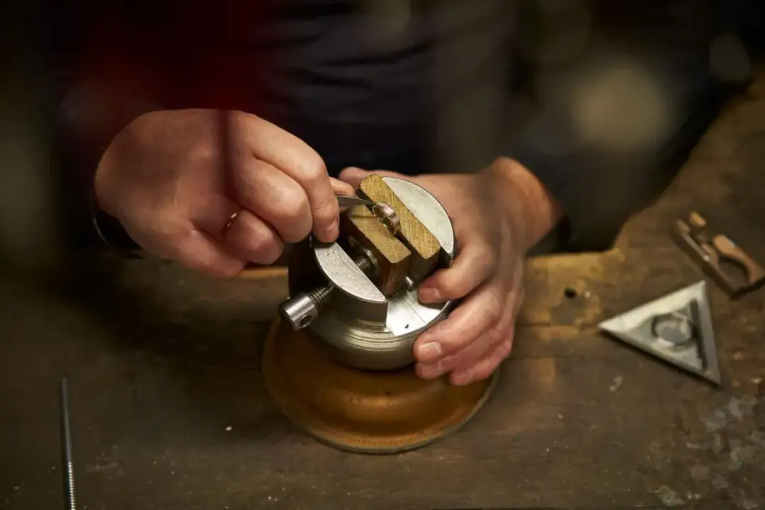 Ile kosztuje zmniejszenie obrączki złotej? Sprawdź ceny i porady