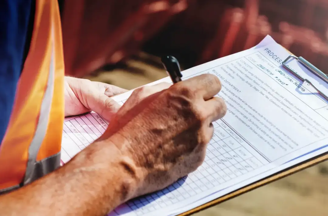 Kto może wykonać przegląd roczny budynku? Sprawdź wymagane uprawnienia