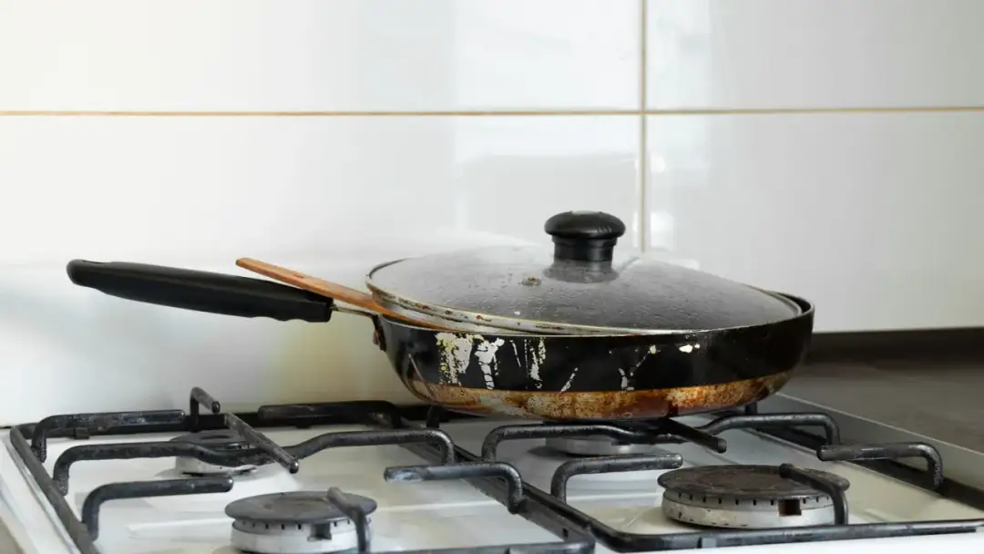 Gdzie wyrzucić patelnię aby prawidłowo segregować odpady w kuchni