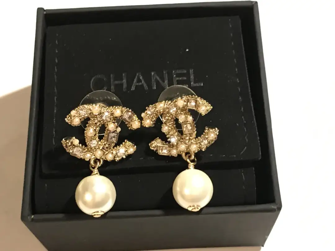 Gdzie kupić biżuterię Chanel - Najlepsze źródła i porady zakupowe