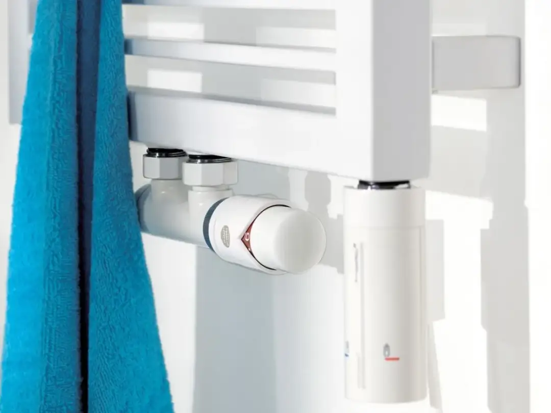 Grzejnik wodny z grzałką: Jak działa i jakie ma zalety?