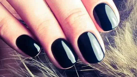 Na czym polega manicure kombinowany? Odkryj jego zalety i technikę