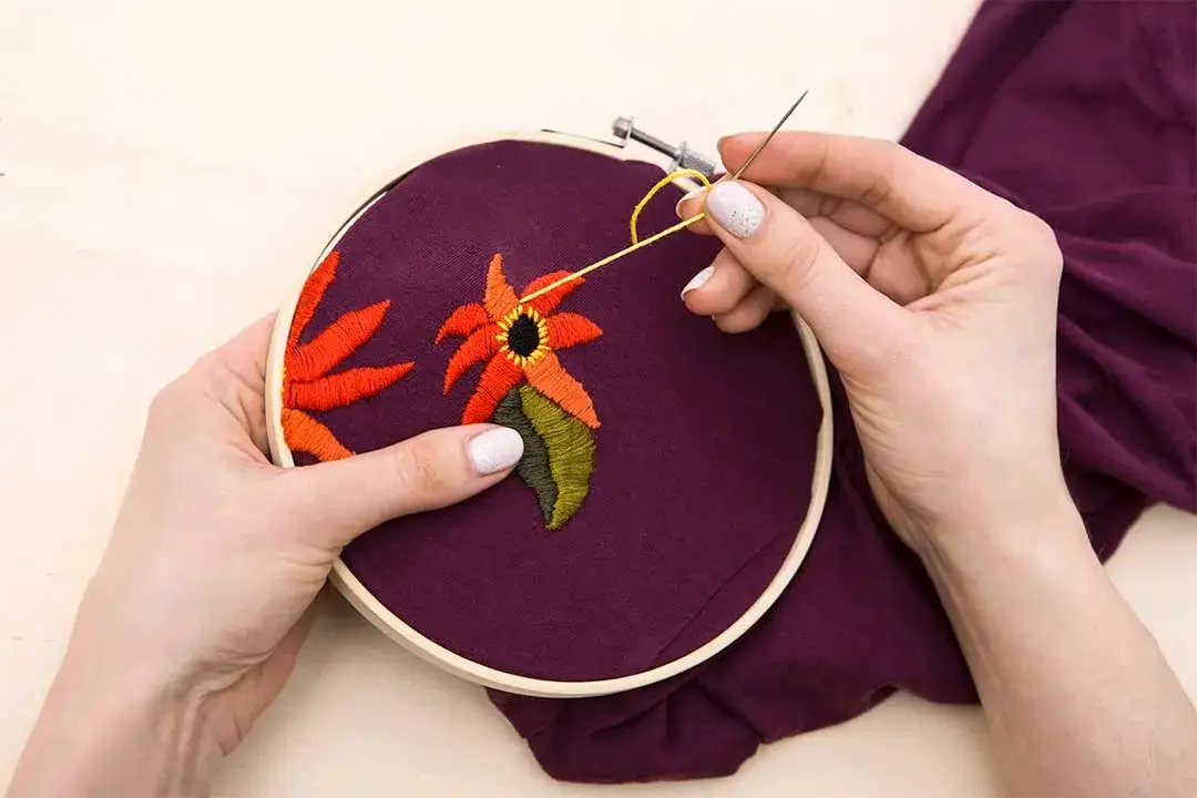 Jak wyszywać na ubraniach – odkryj tajniki haftu i stwórz unikalne wzory