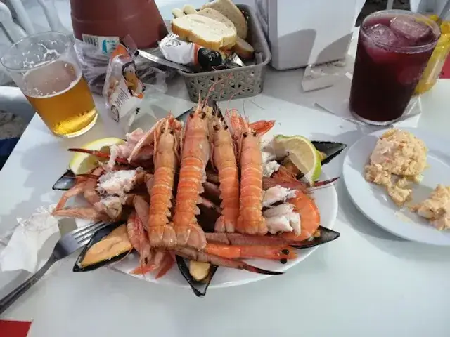 La mar de gambas Matalascañas: Deliciosos mariscos y cervezas frías