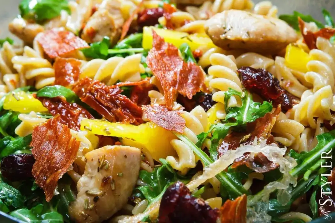 Fit sałatka z makaronem pełnoziarnistym: szybki przepis na zdrowy posiłek