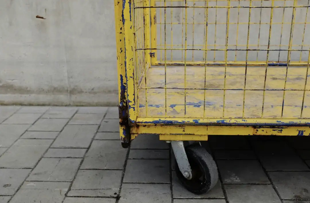 Jak rozpoznać zużyte kółka do wózka transportowego i kiedy wymienić cały komplet, żeby nie przepłacić?