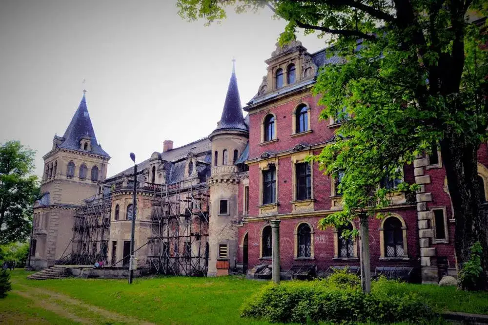 Pałac w Krowiarkach: Fascynująca historia i ukryte skarby architektury