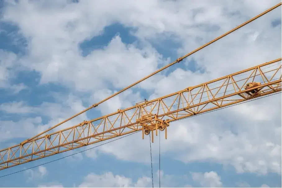 Ile zarabia operator żurawia? Sprawdź, co wpływa na wynagrodzenie