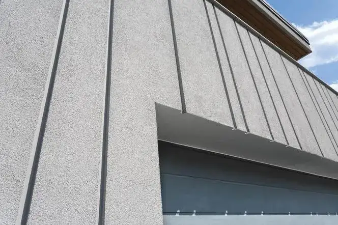 Elewacja bonie pionowe: eleganckie wykończenie fasady budynku