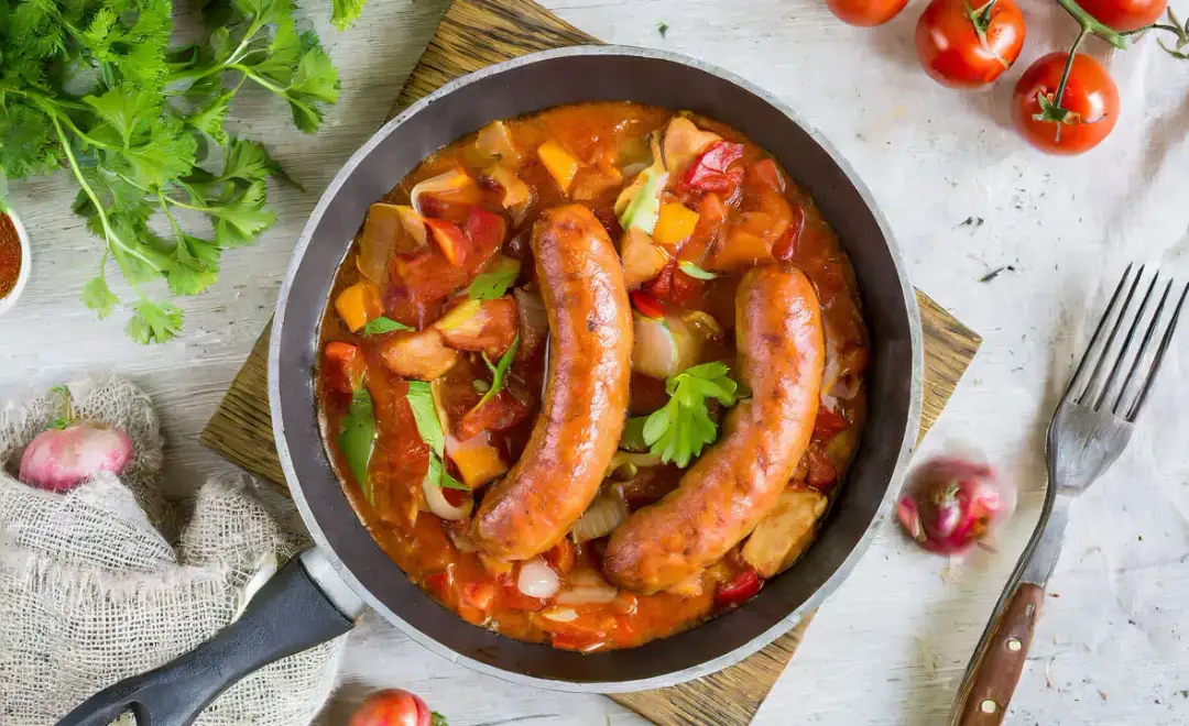 Jak przygotować kiełbasę z patelni jak z grilla – proste i pyszne przepisy