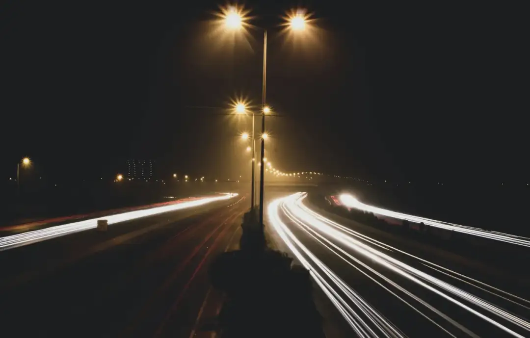 Nowoczesne oświetlenie uliczne – jak producent oświetlenia ulicznego łączy oszczędność z estetyką miasta?