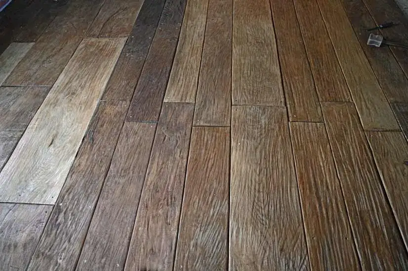 Podłoga z desek z tartaku: zalety, wady i praktyczne porady