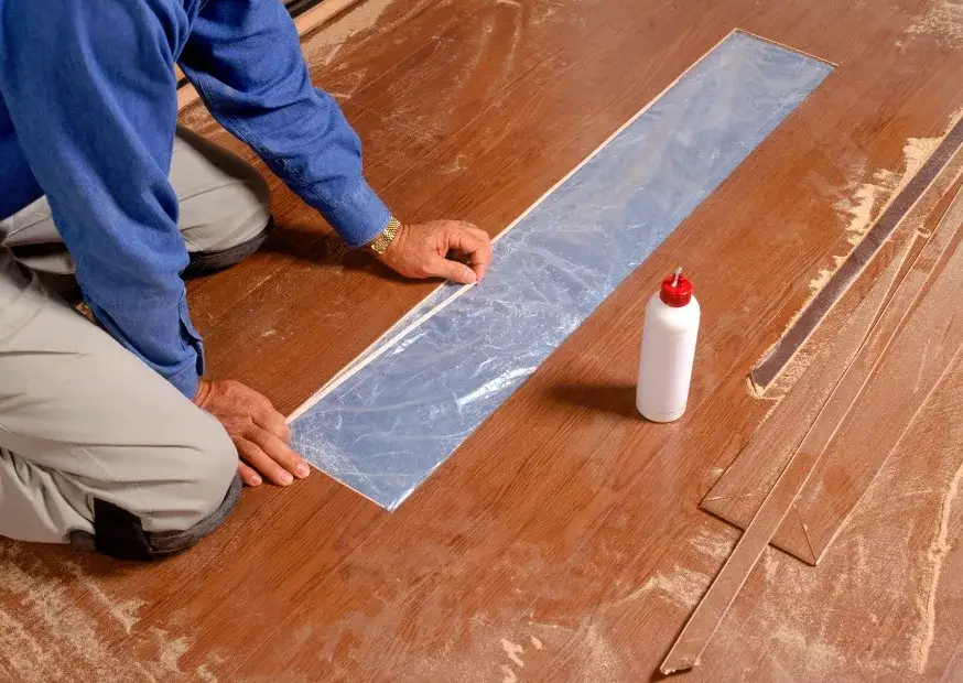 Jak skutecznie uzupełnić ubytki w parkiecie i przywrócić jego blask?