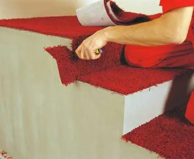 Jak położyć wykładzinę na schodach i uniknąć typowych błędów