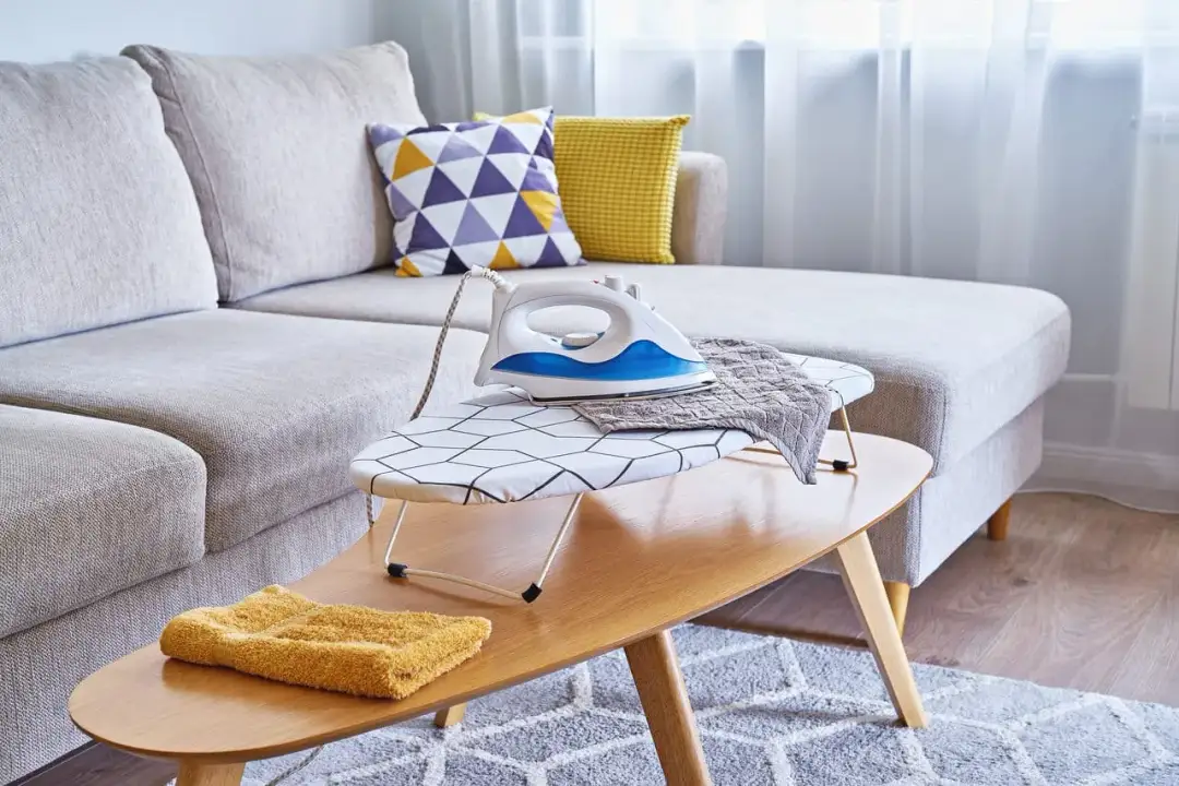 Jak złożyć deskę do prasowania i zaoszczędzić miejsce w domu