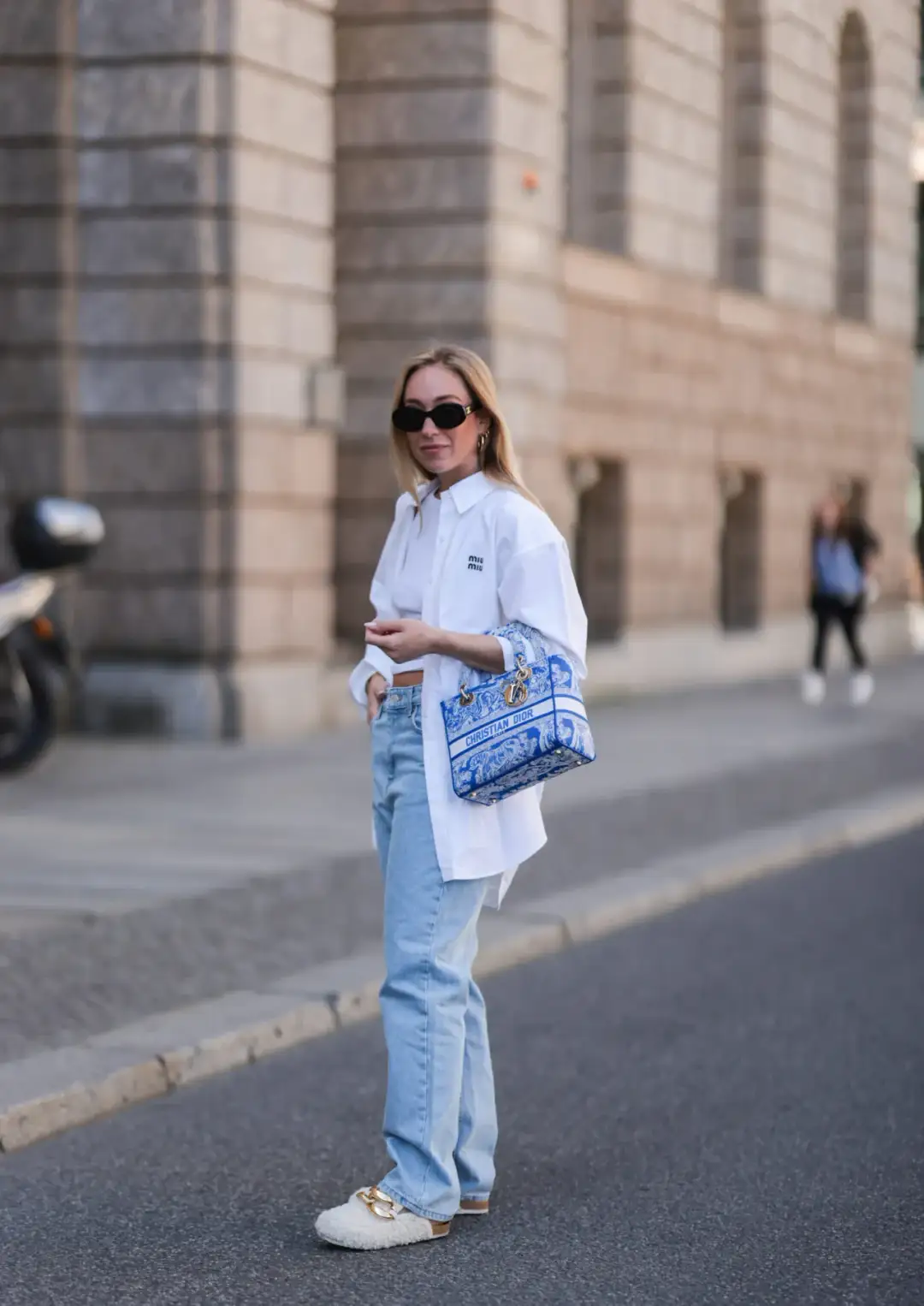 Jak nosić szerokie jeansy? Modne stylizacje na każdą okazję i porady dla ciebie