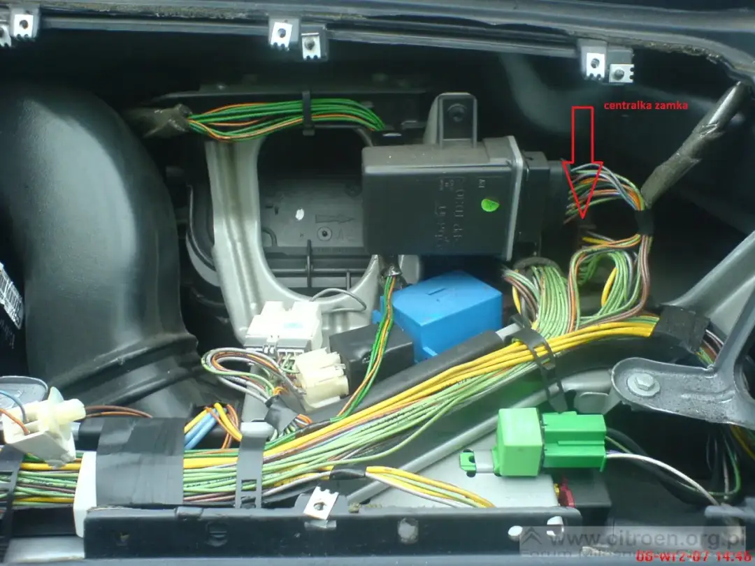 Gdzie jest sterownik centralnego zamka Citroen Xsara? Oto kluczowe informacje