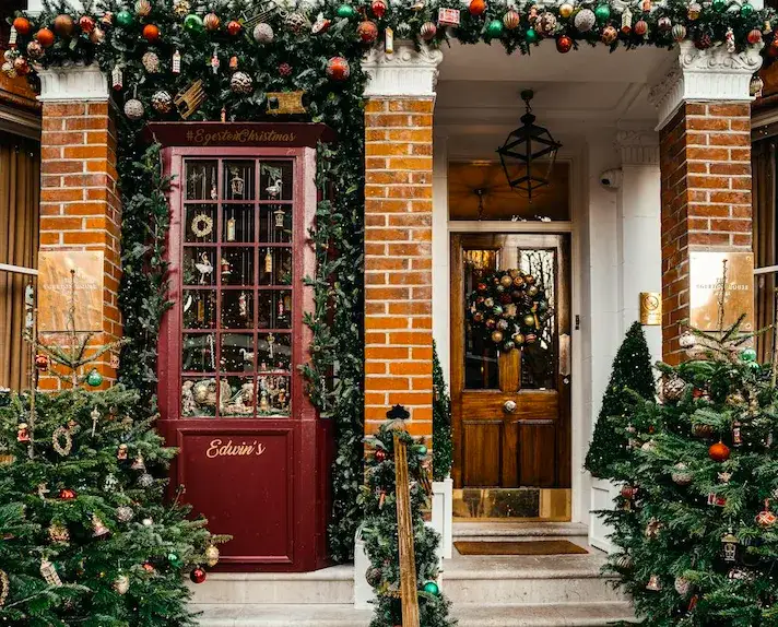 Ozdoby świąteczne do ogrodu LED - jak efektownie udekorować podwórko?