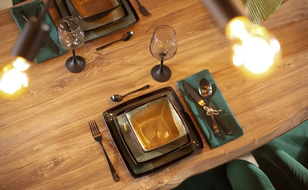 Jak udekorować stół w salonie: 10 inspirujących pomysłów na każdą okazję