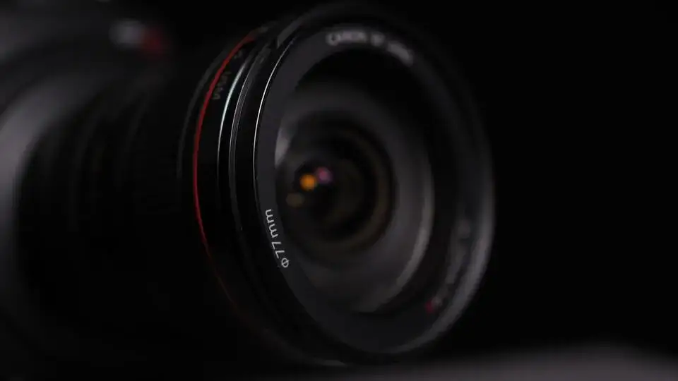 Obiektyw stałoogniskowy do czego służy? Odkryj jego zalety i zastosowania