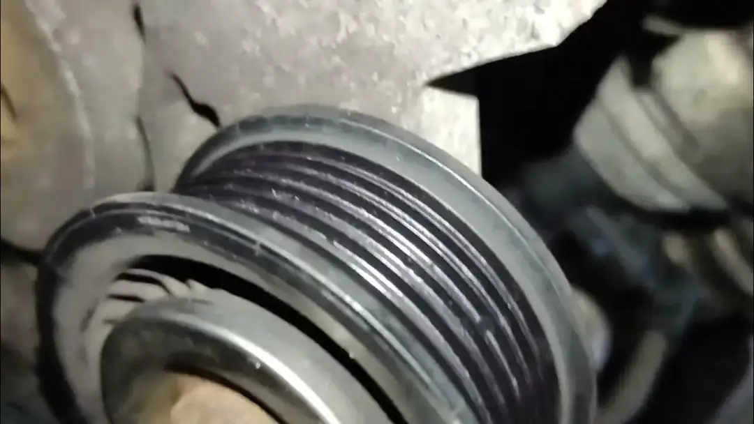 Jak naprawi​ć pasek alternatora bez wizyty w warsztacie? Prosty sposób na napięcie