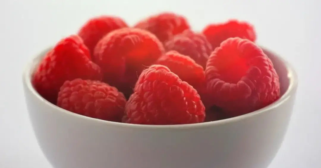 Czy maliny uczulają niemowlaka? Objawy alergii, które musisz znać