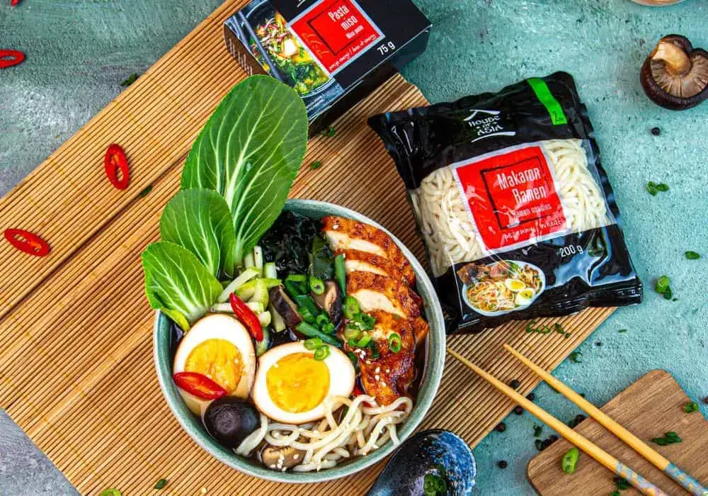 Pyszny ramen drobiowy: proste przepisy na domowe danie z kurczakiem
