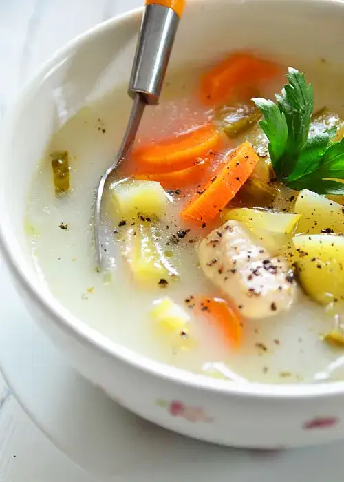 Czy zupa ogórkowa jest zdrowa? Wartości odżywcze, korzyści i wady