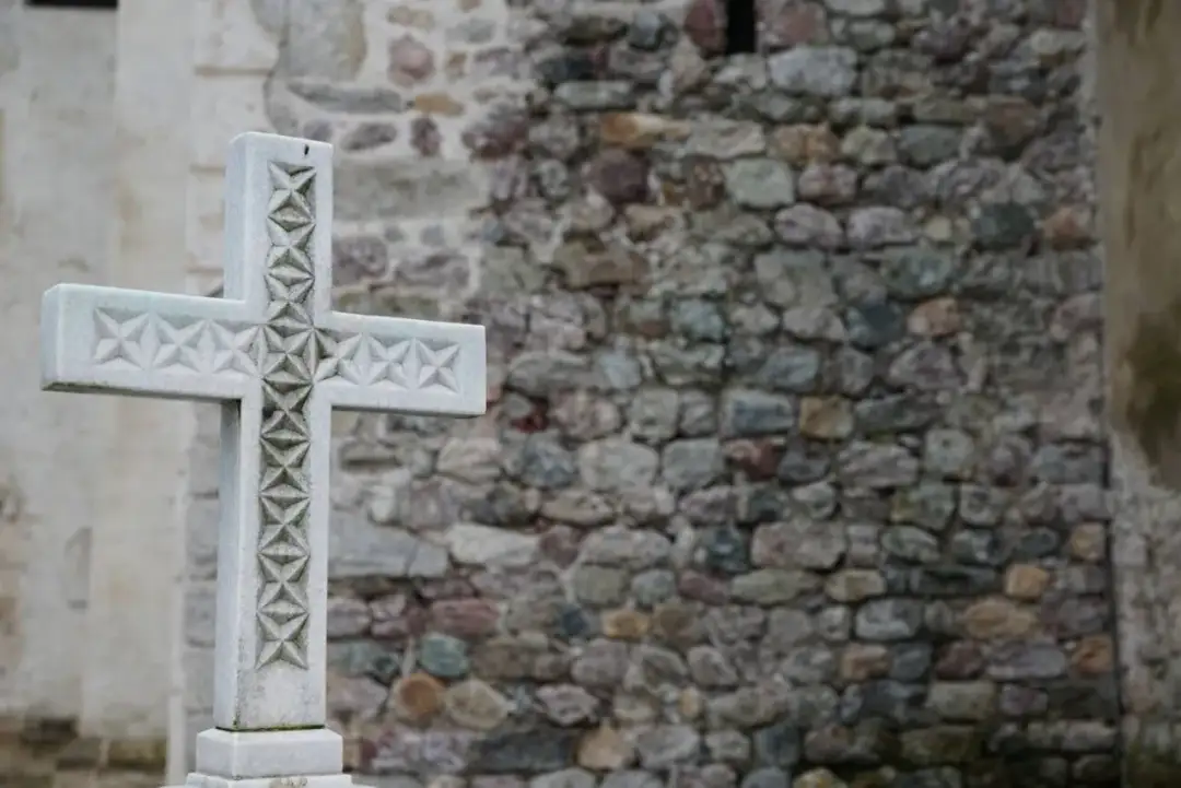 Pogoda na pogrzebie co oznacza - jak interpretować jej symbolikę