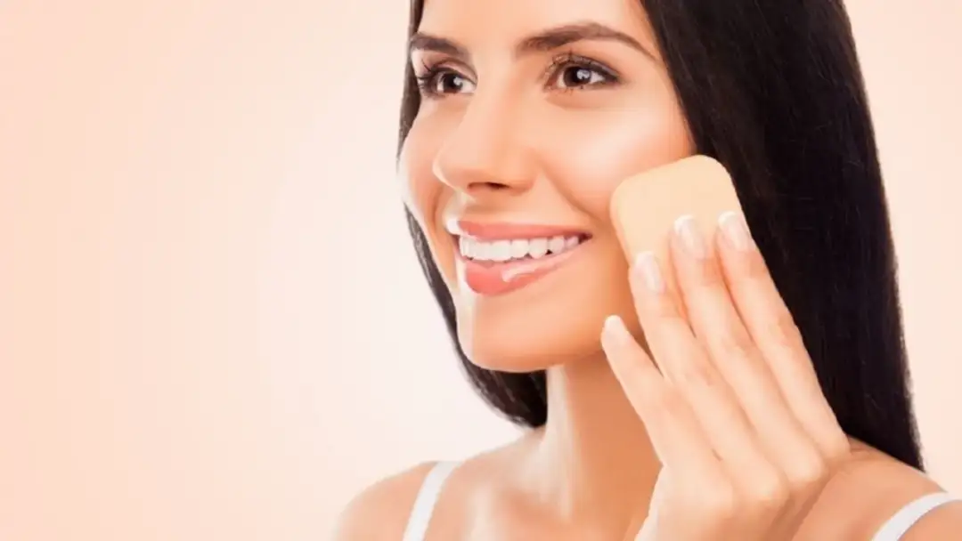 Czy gąbkę do makijażu trzeba moczyć? Praktyczne wskazówki i korzyści