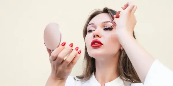 Jak przykleić rzęsy bez kleju? Odkryj łatwe i skuteczne metody